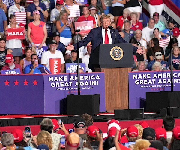 Les espoirs du GOP House adoucissent les mentions de Trump sur les sites de campagne