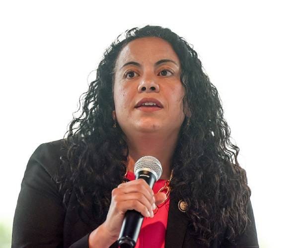Le représentant Mejia lance le PAC pour soutenir les bouleversements progressifs