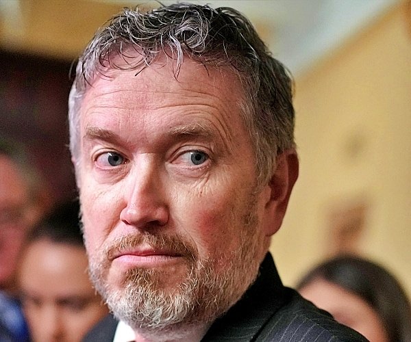 Le représentant Massie qualifie les présumés « coconspirateurs » d’Epstein sur le sol de la maison