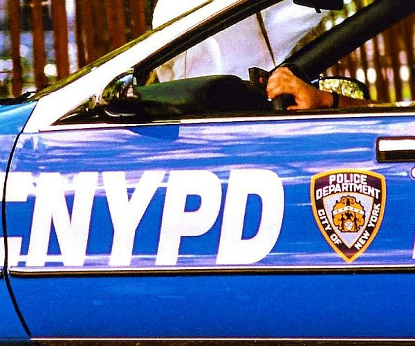 La police de New York tue mortellement un homme armé d'un couteau sur le pont de Brooklyn