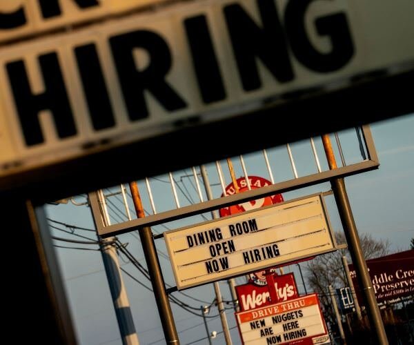Aux États-Unis, les offres d'emploi augmentent légèrement à 7,3 millions alors que le marché du travail reste solide