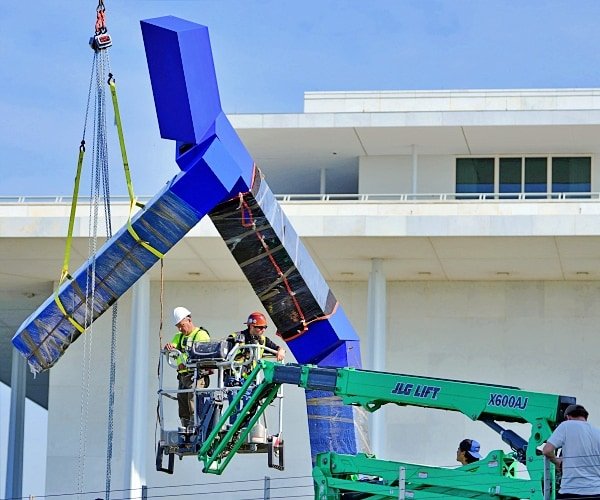Le Kennedy Center supprime la sculpture « bleue » au milieu du relooking de Trump à Washington