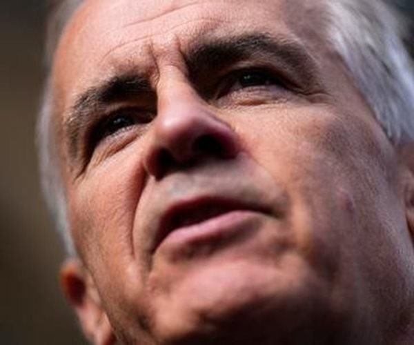 Trump exclut les produits canadiens des contrats américains après le remboursement des tarifs douaniers du Canada