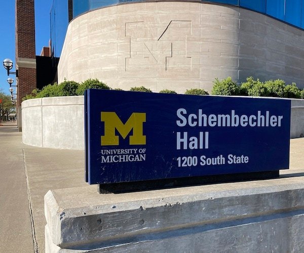 Des joueurs de hockey de l'Université Fmr du Michigan portent plainte pour abus sexuels