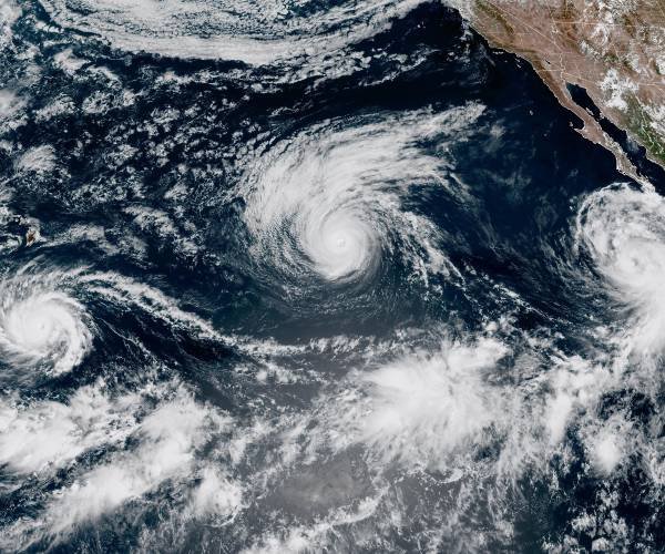 L'ouragan Lowell de catégorie 4 menace Hawaï