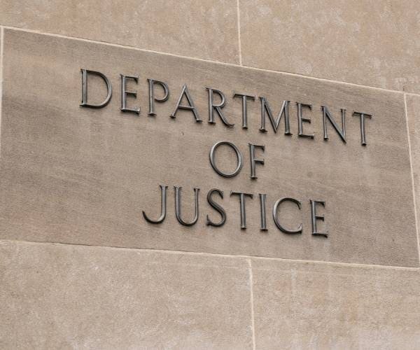 Le DOJ élargit les règles en matière d'immigration et les fonds de l'État sont menacés