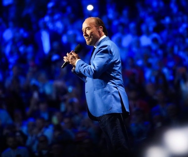 Lee Greenwood à Newsmax : GOP Energy « électrique »