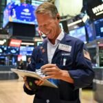 Wall St termine en hausse alors que les actions retrouvent un peu d'éclat