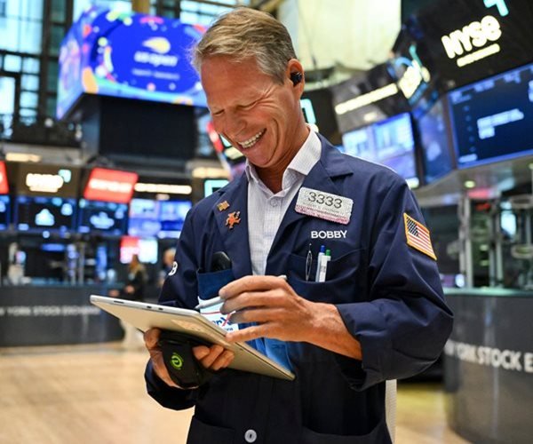 Wall St termine en hausse alors que les actions retrouvent un peu d'éclat