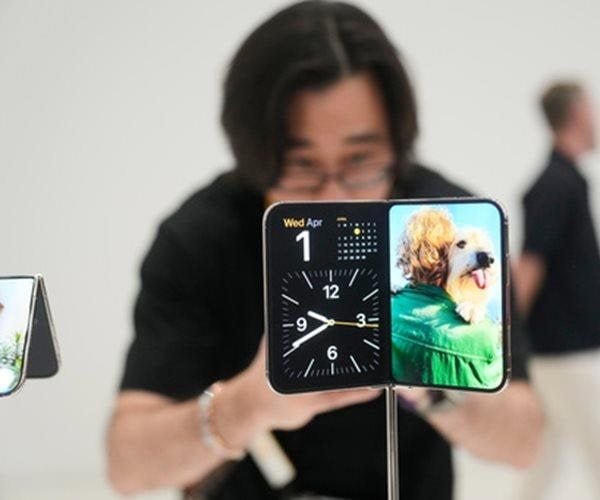 Le nouveau PDG d'Apple dévoile la dernière gamme d'iPhone, y compris un modèle pliable appelé Duo