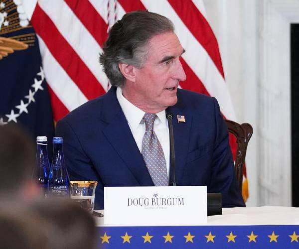 Doug Burgum à Newsmax : Travailler pour faire baisser les prix du pétrole