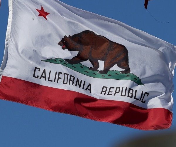 La Californie interdit les gants à décharge électrique pour les forces de l'ordre