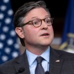 Mike Johnson PAC s’en prend aux démocrates un par un