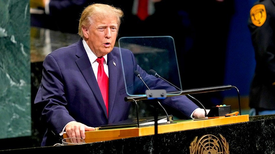 Trump a embrassé un socialiste qu'il a dit aux électeurs de craindre. Les républicains ne sont pas ravis
