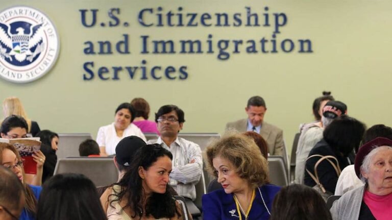 Ancien responsable de l'USCIS et complice inculpé dans un prétendu stratagème de corruption de citoyenneté de 960 000 $