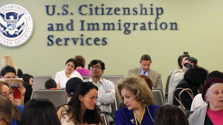 Ancien responsable de l'USCIS et complice inculpé dans un prétendu stratagème de corruption de citoyenneté de 960 000 $