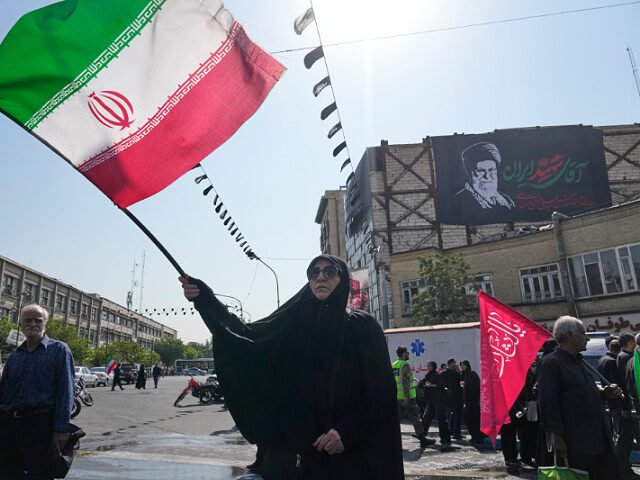 woman-waves-Iranian-flag-Iran-Aug4-26-ap-640x480