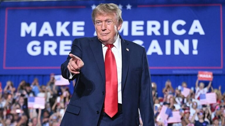 Un initié de la campagne Trump révèle la stratégie derrière le blitz de mi-parcours qui, espère la Maison Blanche, rapporte gros