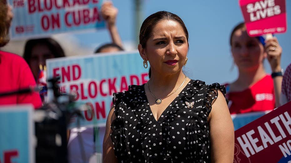 « Squad » Democrat présente officiellement un projet de loi visant à abolir l'ICE, LA patrouille frontalière et à démanteler le DHS