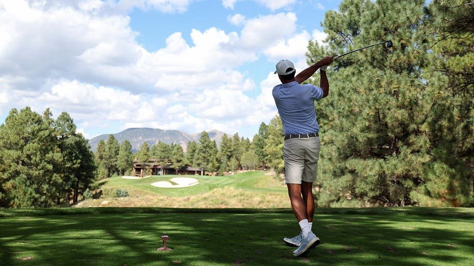 La remarque de Dem AG sur « trop de terrains de golf » devient virale alors que les critiques se déchaînent