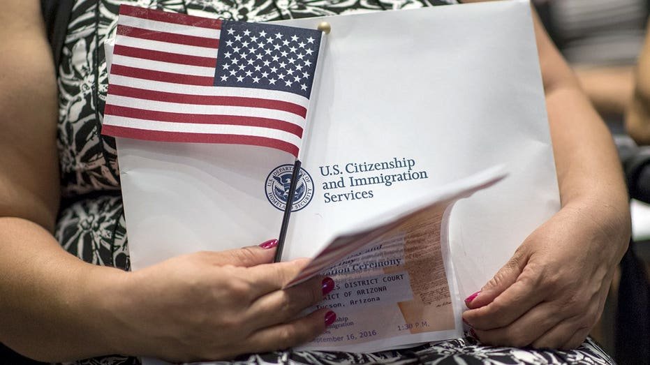 Des centaines de vols à main armée mis en scène ont aidé des milliers de personnes à se faire passer pour des victimes d'une escroquerie à l'immigration aux États-Unis : DOJ
