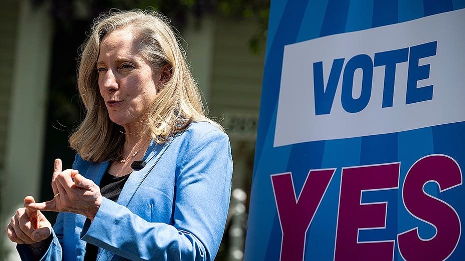 La controverse sur le vote des criminels morts augmente alors que « Betty No Last Name » fait surface dans la campagne de restauration des droits de Spanberger