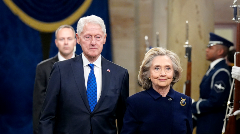 Bill et Hillary Clinton font des mouvements à mi-parcours de la onzième heure alors que la vieille garde du parti fait face à une nouvelle réalité