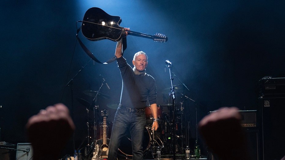 Springsteen, d'autres stars partagent la scène avec des groupes de gauche hardcore lors d'un festival de musique