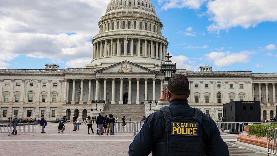 Le FBI enquête sur des lettres suspectes en poudre blanche envoyées à Schumer, sénateurs démocrates alors que la menace se propage à l'échelle nationale
