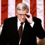 Dennis Hastert, président républicain de la Chambre des représentants ayant servi le plus longtemps et agresseur d'enfants condamné, meurt à 84 ans