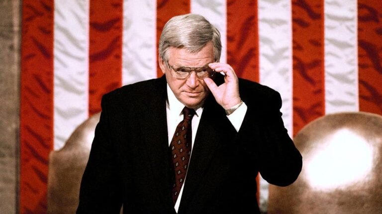Plus haut fonctionnaire américain à avoir jamais purgé une peine de prison, l'ancien président de la Chambre, Dennis Hastert, est décédé à 84 ans