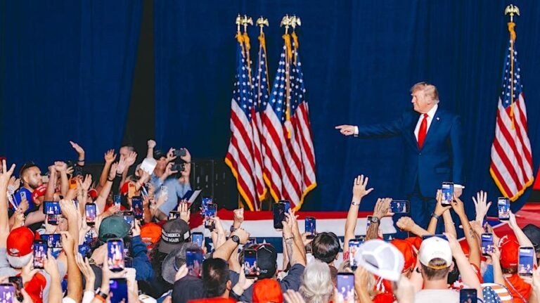 Les colliers interrompent le rassemblement de Trump au Texas à plusieurs reprises