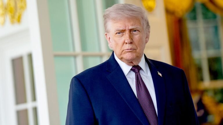 La dernière attaque Trump des démocrates se retourne contre eux alors que les critiques fréquents refusent de jouer le jeu
