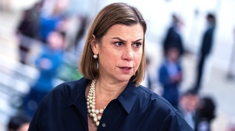 Slotkin veut que les poursuites du GOP dissuadent les jeunes d’accéder aux emplois de l’administration Trump
