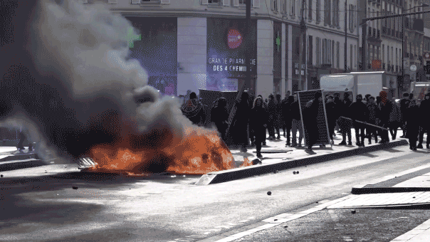 Macron jette à la poubelle la liberté d'expression américaine alors que les émeutes s'emparent de la France — Internet se décharge : « Un imbécile énorme »