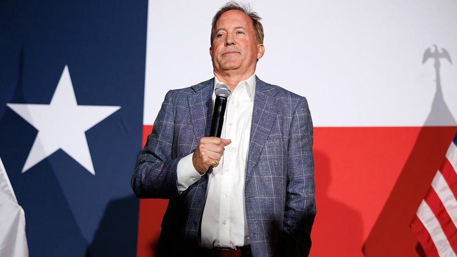 Paxton évoque le manque de contrôle de la campagne alors que l'établissement de DC qu'il a combattu lui vient en aide