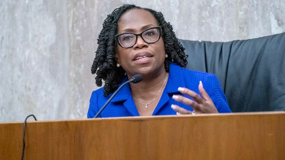 Jackson rompt à nouveau publiquement avec la Cour suprême alors que les juges se rangent du côté du GOP dans la lutte de dernière minute pour l'identification des électeurs