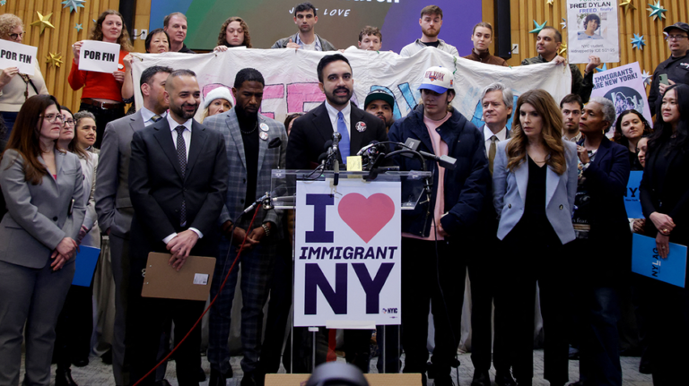 Le juge nommé par Biden inflige à Trump une autre défaite de la ville sanctuaire dans un combat majeur contre l'immigration