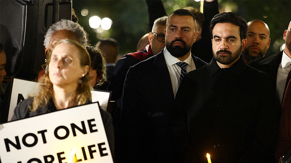 Les manifestants anti-israéliens qualifient Mamdani de « traître », l'accusent de « génocide » devant la vigile du 7 octobre