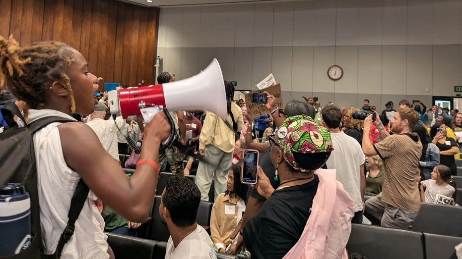 Le conseil municipal de Memphis sombre dans le chaos après le report du vote sur le moratoire du centre de données