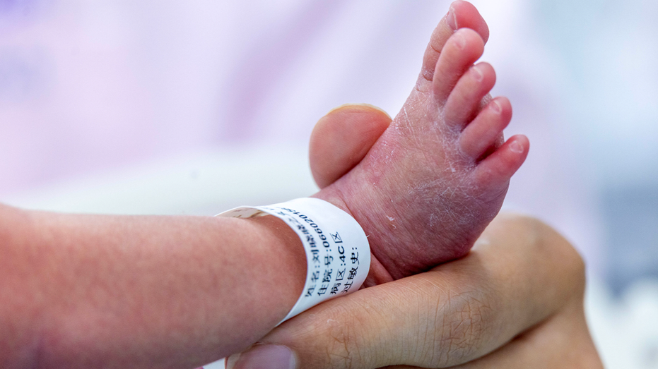 Un expert appelle la Californie « Wild West » pour la gestation pour autrui après un couple accusé d'avoir abusé d'enfants nés de mères porteuses