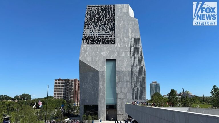 Les travailleurs de la Fondation Obama se syndiquent sur les avantages sociaux et les conditions de travail des mois après l'ouverture du centre