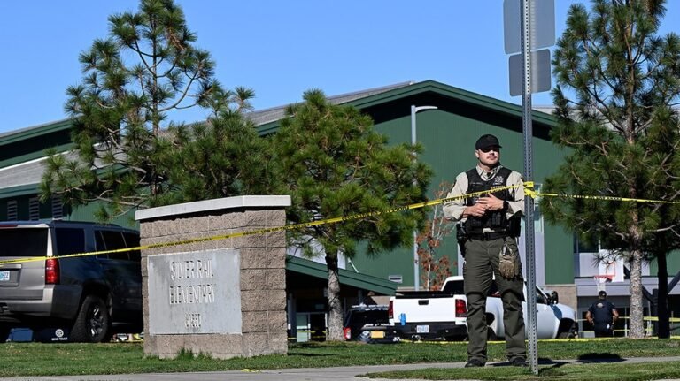 La dernière poussée de contrôle des armes à feu des démocrates se heurte à des faits gênants sur la façon dont le tueur à l'école a été arrêté