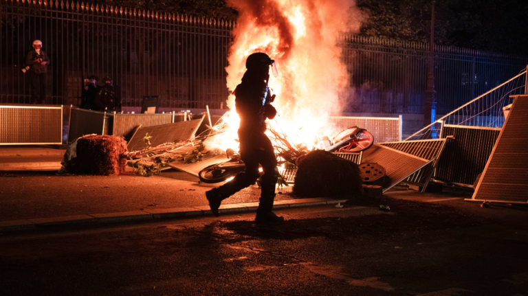 Des photos montrent les conséquences des émeutes alors que des groupes masqués affrontent la police à travers la France