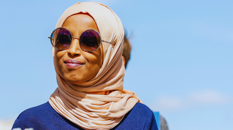 Le scandale de richesse d'Ilhan Omar prend une tournure juste un jour après le raid de son domicile à Washington DC