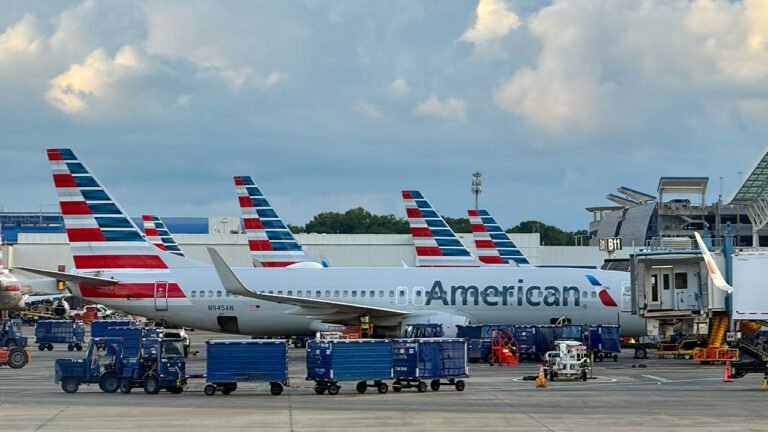 American Airlines affirme que les tarifs aériens pourraient rester élevés même si les prix du carburant baissent