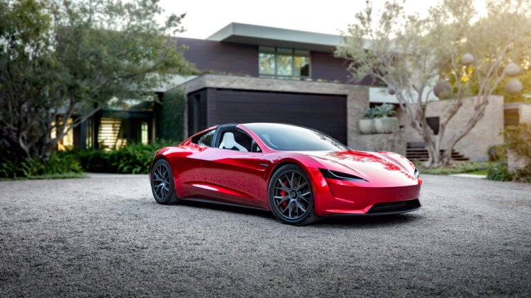 Le Roadster tant attendu de Tesla obtient son heure de gloire après des années de retard