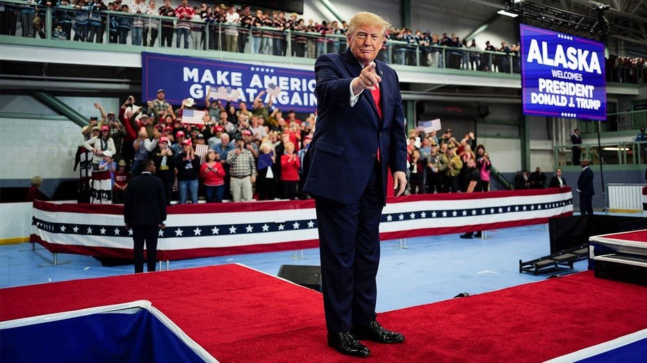 Trump signe des grâces pour les mécaniciens diesel de l'Alaska sur scène lors d'un rassemblement vantant des accords énergétiques majeurs