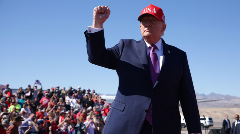 Trump brûle les démocrates lors du rassemblement en Arizona, avertit qu'ils « détruiront notre pays » avant les élections de mi-mandat