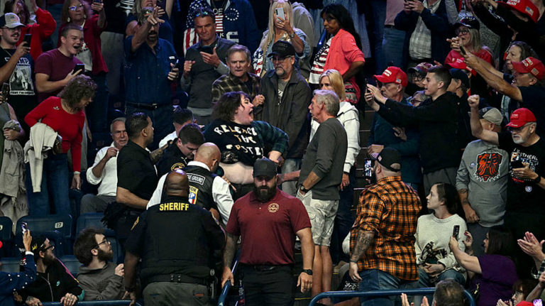 Un manifestant frappé au visage par un partisan de Trump, moqué par le président lors d'un rassemblement dans l'Ohio : « Je dois suivre un régime »